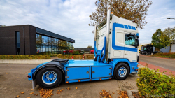 20251019-Tom-Holding-00502